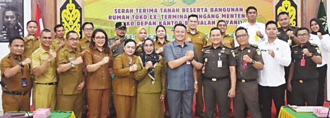 SINERGISITAS: Sekda Kapuas Dr Usis I Sangkai dan Kajari Kapuas Luthcas Rohman saat penyerahan asset pemda di Aula Kejari Kapuas, Senin (4/8) lalu.