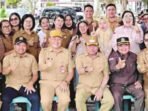 KAPUAS AKRAB: Bupati Kapuas H Muhammad Wiyatno foto bersama seusai meninjau sarana dan prasarana SMPN 1 Kapuas Tengah, Selasa (5/8) pagi.