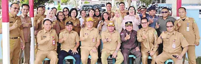 AKRAB: Bupati Kapuas H Muhammad Wiyatno foto bersama seusai meninjau sarana dan prasarana SMPN 1 Kapuas Tengah, Selasa (5/8) pagi.