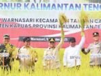 KAPUAS PANEN RAYA: Bupati Kapuas H Muhammad Wiyatno bersama Gubernur dan Wakil Gubernur Kalteng melakukan panen raya di Desa Warnasari, Sabtu (9/8).