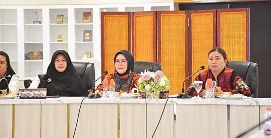 RAPAT: Ketua Tim Penggerak PKK Kabupaten Kapuas Hj Siti Saniah Wiyatno memimpin rapat koordinasi secara virtual bersama Ketua TP PKK kecamatan se-Kabupaten Kapuas, Senin (11/8)