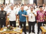 KAPUAS FOTO BERSAMA: Wakil Bupati Kapuas Dodo bersama Ketua KONI Kapuas Septedy bersama pengurus KOK foto bersama seusai pelantikan pengurus KOK se-Kabupaten Kapuas, Rabu (13/8).