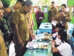 KATINGAN MBG: Pj Sekda Katingan, Christian Rain dan rombongan melihat langsung makanan yang dibagikan ke pelajar di SDN 4 Kasongan Lama, Kecamatan Katingan Hilir Kota Kasongan, Senin (4/8).