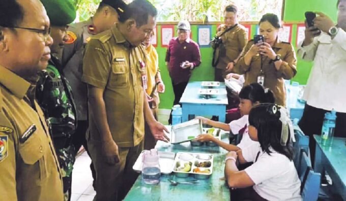 MBG: Pj Sekda Katingan, Christian Rain dan rombongan melihat langsung makanan yang dibagikan ke pelajar di SDN 4 Kasongan Lama, Kecamatan Katingan Hilir Kota Kasongan, Senin (4/8).