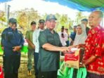 BANTUAN: Bupati Katingan Saiful didampingi Wakil Bupati Katingan Firdaus, ketika menyerahkan bantuan kepada korban kebakaran di Desa Petak Bahandang Kecamatan Tasik Payawan, Sabtu (8/9)