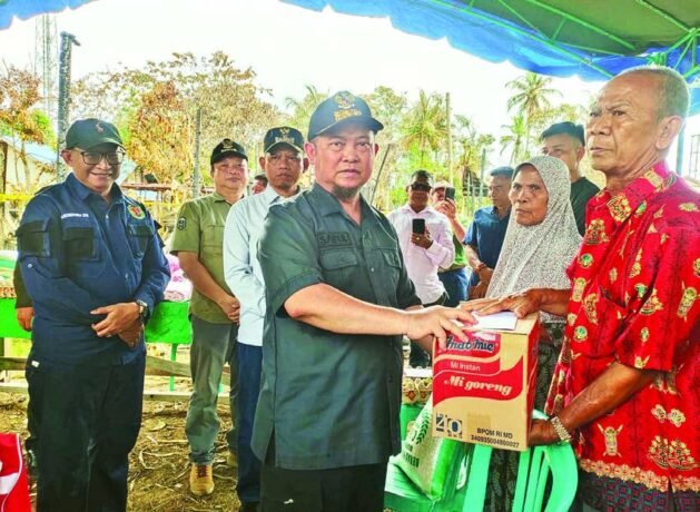 BANTUAN: Bupati Katingan Saiful didampingi Wakil Bupati Katingan Firdaus, ketika menyerahkan bantuan kepada korban kebakaran di Desa Petak Bahandang Kecamatan Tasik Payawan, Sabtu (8/9)