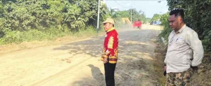 PENGAWASAN: Tim dari Inspektorat Katingan turun langsung ke lapangan untuk memantau proses pengerjaan perbaikan Jalan Kasongan-Tumbang Kaman, Kamis (31/7).