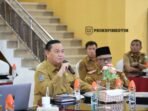 AUDIENSI: Bupati Kabupaten Kotim H.Halikinnor didampingi Pj. Sekda Kotim Masri serta melibatkan sejumlah kepala OPD saat audiensi yang dilaksankan di Rumah Jabatan Bupati Kotim, Senin (25/8).