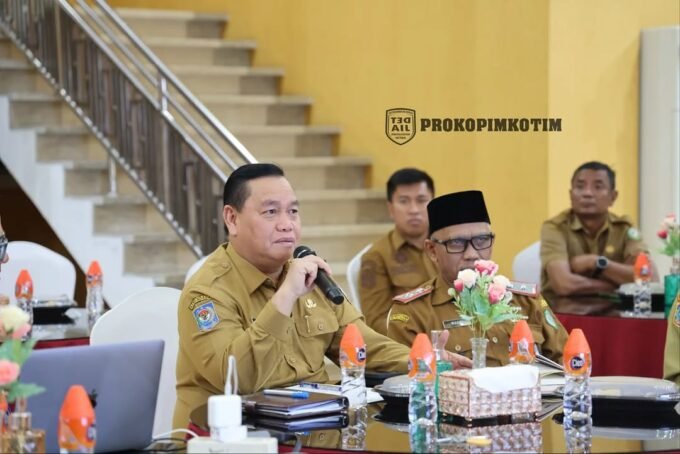 KOTIM AUDIENSI: Bupati Kabupaten Kotim H.Halikinnor didampingi Pj. Sekda Kotim Masri serta melibatkan sejumlah kepala OPD saat audiensi yang dilaksankan di Rumah Jabatan Bupati Kotim, Senin (25/8).