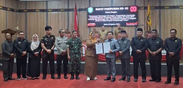 KOTIM PENANDATANGANAN : Wakil Bupati Kotim Irawati mewakili Bupati Kotim H.Halikinnor saat menandatangani Raperda saat Rapat Paripurna ke-32 Masa Persidangan III Tahun Sidang 2025 pada Senin (25/8).
