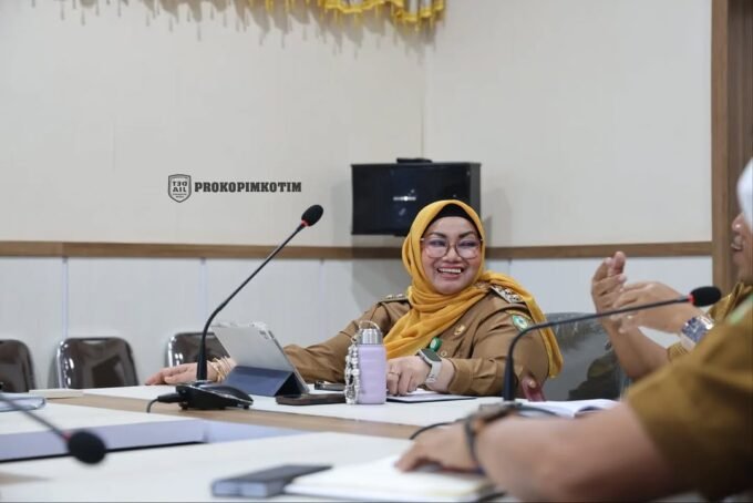 KOTIM RAPAT : Wakil Bupati Kabupaten Kotawaringin Timur (Kotim), Irawati, menghadiri Rapat Kerja bersama Menteri Dalam Negeri (Mendagri) Tito Karnavian secara daring di Ruang Rapat Gedung B Sekretariat Daerah Kabupaten Kotim, Senin (25/8).