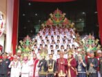 PALANGKA RAYA KOMPAK: Wali Kota Palangka Raya, Fairid Naparin berfoto bersama dengan pasukan Paskibraka sebagai bentuk apresiasi selepas melaksanakan tugas, di halaman Kantor Wali Kota Palangka Raya, Minggu (17/8).