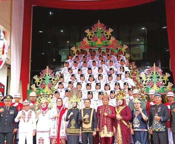 PALANGKA RAYA KOMPAK: Wali Kota Palangka Raya, Fairid Naparin berfoto bersama dengan pasukan Paskibraka sebagai bentuk apresiasi selepas melaksanakan tugas, di halaman Kantor Wali Kota Palangka Raya, Minggu (17/8).