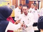 PALANGKA RAYA INTERAKSI: Wali Kota Palangka Raya, Fairid Naparin berinteraksi dengan pelaku UMKM saat membuka pelatihan kewirausahaan, di Hotel Putra Kahayan, Rabu (20/8)