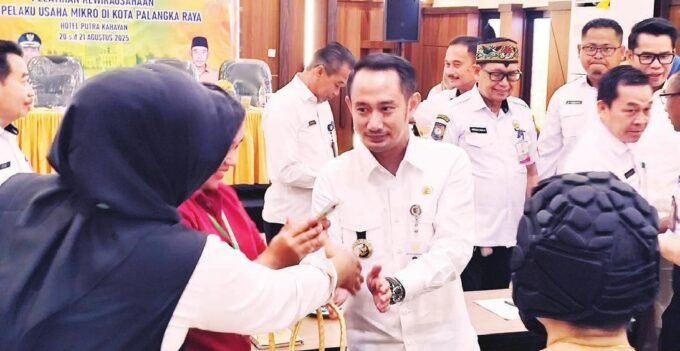 INTERAKSI: Wali Kota Palangka Raya, Fairid Naparin berinteraksi dengan pelaku UMKM saat membuka pelatihan kewirausahaan, di Hotel Putra Kahayan, Rabu (20/8)
