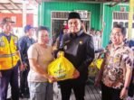 PALANGKA RAYA MENINJAU: Wakil Wali Kota Palangka Raya, Achmad Zaini meninjau dua lokasi kebakaran yaitu Jalan Kalimantan dan Pondok Pesantren Manbau’u Darissalam, Kamis (31/7).