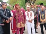 PALANGKA RAYA MENYIMAK: Wali Kota Palangka Raya, Fairid Naparin (ujung kanan) menyaksikan penyaluran dana hibah pada momentum hari kemerdekaan, di halaman kantor Wali Kota Palangka Raya, baru baru ini.