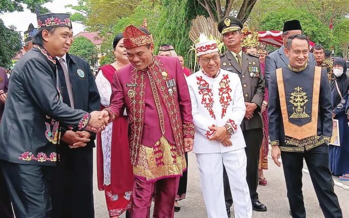 PALANGKA RAYA MENYIMAK: Wali Kota Palangka Raya, Fairid Naparin (ujung kanan) menyaksikan penyaluran dana hibah pada momentum hari kemerdekaan, di halaman kantor Wali Kota Palangka Raya, baru baru ini.