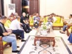 PALANGKA RAYA DISKUSI: Wali Kota Palangka Raya, Fairid Naparin menerima manajemen Duta Mall, di Rujab Wali Kota Palangka Raya, baru baru ini. Fairid Pastikan Duta Mall Segera Dibuka