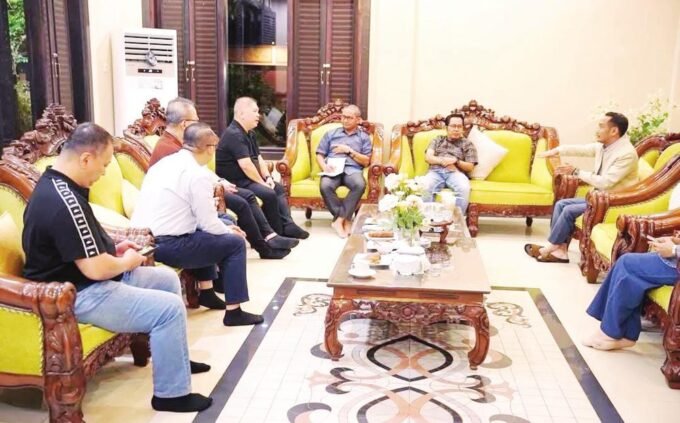 PALANGKA RAYA DISKUSI: Wali Kota Palangka Raya, Fairid Naparin menerima manajemen Duta Mall, di Rujab Wali Kota Palangka Raya, baru baru ini. Fairid Pastikan Duta Mall Segera Dibuka