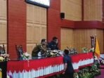 PALANGKA RAYA SINERGI: Wali Kota Palangka Raya, Fairid Naparin menerima usulan dari beberapa fraksi pada Rapat Paripurna ke-14, di Gedung DPRD Kota Palangka Raya, Senin (4/8)