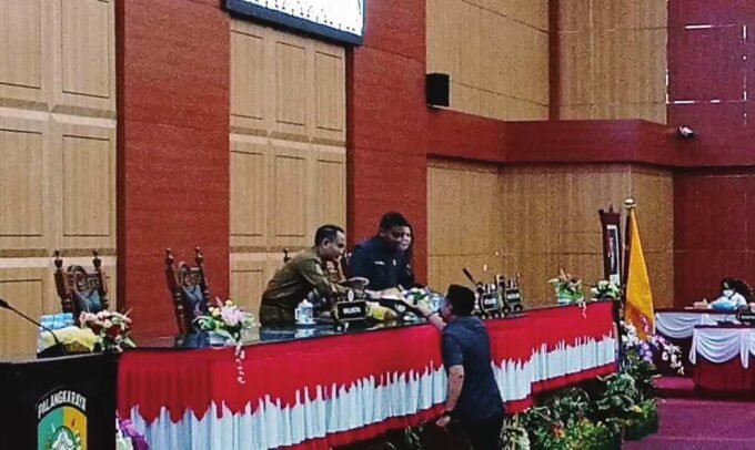 SINERGI: Wali Kota Palangka Raya, Fairid Naparin menerima usulan dari beberapa fraksi pada Rapat Paripurna ke-14, di Gedung DPRD Kota Palangka Raya, Senin (4/8)