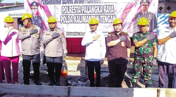 GROUNDBREAKING: Wali Kota Palangka Raya, Fairid Naparin bersama Kapolresta Palangka Raya, Kombes Pol Dedy Supriyadi dan jajaran Forkopimda menghadiri kegiatan groundbreaking dan peletakan batu pertama pembangunan SPPG di Jalan Patin, Rabu (6/8).