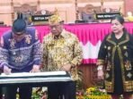 PALANGKA RAYA SETUJUI: Wakil Wali Kota Palangka Raya, Achmad Zaini menandatangani berita acara persetujuan bersama perihal laporan hasil raperda perubahan anggaran APBD tahun 2025, di Kantor DPRD Kota Palangka Raya, Jumat (8/8).