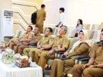 PALANGKA RAYA HADIRI: Wali Kota Palangka Raya, Fairid Naparin beserta tim TPID Pemko Palangka Raya mengikuti rakor pengendalian inflasi melalui zoom meeting, di ruang CC Kantor Wali Kota Palangka Raya, Senin (11/8).