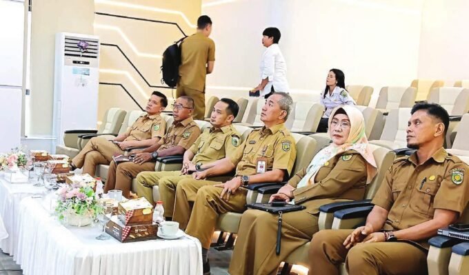 HADIRI: Wali Kota Palangka Raya, Fairid Naparin beserta tim TPID Pemko Palangka Raya mengikuti rakor pengendalian inflasi melalui zoom meeting, di ruang CC Kantor Wali Kota Palangka Raya, Senin (11/8).