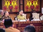 PALANGKA RAYA HADIRI: Wali Kota Palangka Raya, Fairid Naparin saat mengikuti rakor tim evaluasi dan pengawasan realisasi anggaran pemerintah provinsi dan kabuapten/kota Se-Kalteng, di Aula Eka Hapakat Kantor Gubernur Kalteng, beberapa waktu lalu.