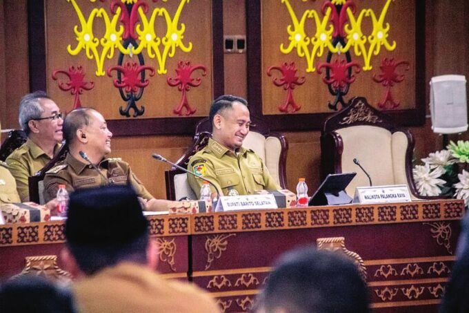 HADIRI: Wali Kota Palangka Raya, Fairid Naparin saat mengikuti rakor tim evaluasi dan pengawasan realisasi anggaran pemerintah provinsi dan kabuapten/kota Se-Kalteng, di Aula Eka Hapakat Kantor Gubernur Kalteng, beberapa waktu lalu.