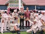 PALANGKA RAYA CERIA: Wali Kota Palangka Raya, Fairid Naparin foto bersama selepas upacara peringatan HUT ke-80 RI di halaman Kantor Wali Kota Palangka Raya, Minggu (17/8).