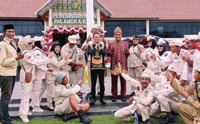 CERIA: Wali Kota Palangka Raya, Fairid Naparin foto bersama selepas upacara peringatan HUT ke-80 RI di halaman Kantor Wali Kota Palangka Raya, Minggu (17/8).