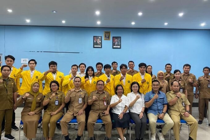 MAGANG - Kepala Diskominfostandi Kabupaten Katingan Wim, ketika menerima siswa magang dari UPR, Senin (4/8) lalu.