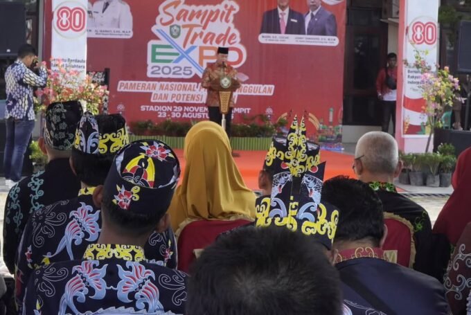 KOTAWARINGIN TIMUR MEMBUKA : Bupati Kabupaten Kotim H.Halikinnor saat membuka Sampit Trade Expo 2025, yang digelar di halaman Stadion 29 November Sampit, Sabtu (24/8).