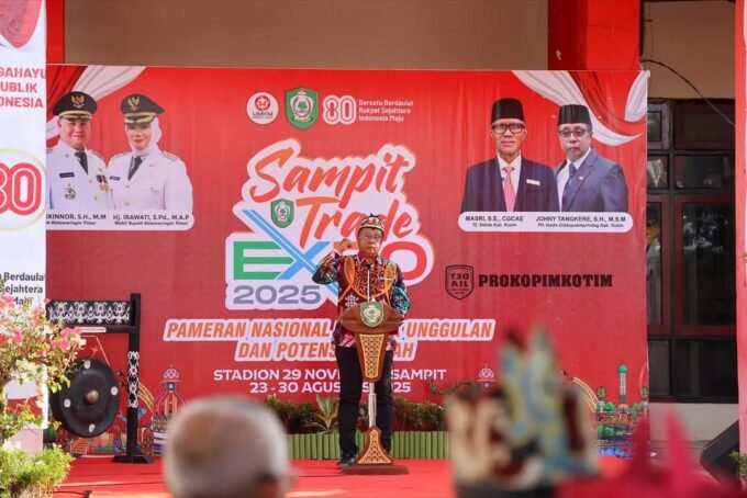 KOTAWARINGIN TIMUR SAMBUTAN : Plt Kepala DKUPP Kabupaten Kotim Johny Tangkere saat memberikan sambutan saat pembukaan Sampit Trade Expo 2025 yang dilaksanakan di Stadion 29 November Sampit, Sabtu (23/8).