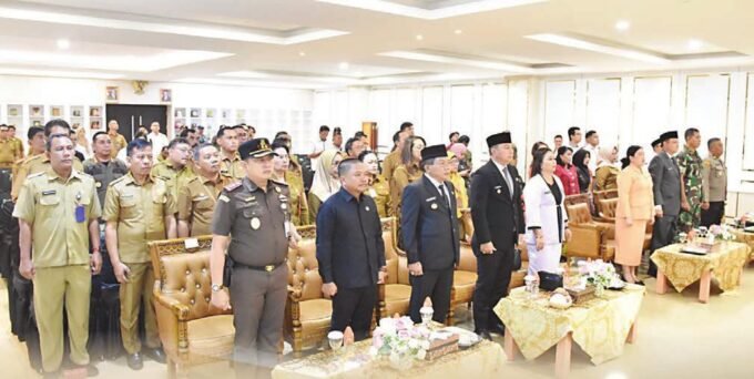 HADIRI PELANTIKAN: Wakil Ketua II DPRD Kapuas Berinto (depan dua dari kiri) saat menghadiri pelantikan sejumlah pejabat pimpinan tinggi pratama di lingkungan Pemerintah Kabupaten Kapuas, Senin (25/8).