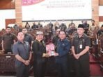 PARIPURNA: Ketua DPRD Kapuas Ardiansah menerima naskah akhir RPJMD Kabupaten Kapuas tahun 2025-2029 dari Bupati Kapuas H Muhammad Wiyatno pada Rapat Paripurna I Masa Persidangan III tahun sidang 2025, Senin (11/8).