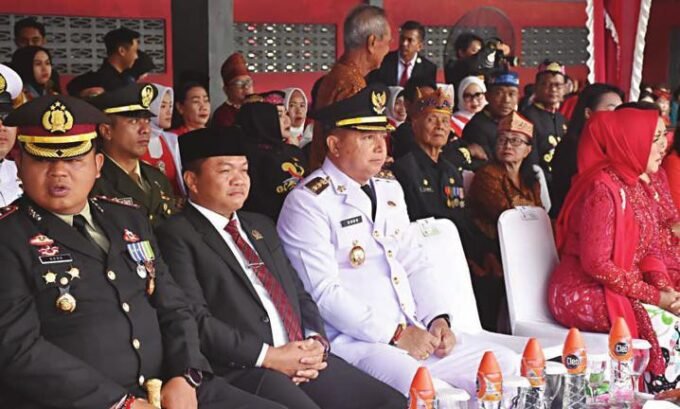 Wakil Ketua II DPRD Kapuas Berinto (dua dari kiri) saat mengikuti upacara HUT ke-80 kemerdekaan RI di Stadion Panunjung Tarung Kuala Kapuas, Minggu (17/8).