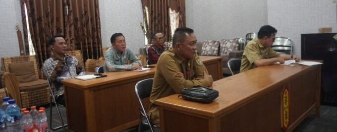 KATINGAN KEGIATAN - Pj Sekda Katingan Christian Rain, ketika menghadiri pembukaan Pelatihan Kepemimpinan Nasional (PKN) Tingkat II Angkatan XXVII tahun 2025 secara daring di ruang kerja Kepala BKPSDM Katingan, Senin (11/8).