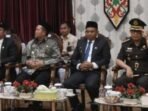 HADIRI - Bupati Katingan Saiful dan Wakil Bupati Katingan Firdaus, ketika menghadiri kegiatan untuk mendengarkan pidato kenegaraan Presiden RI Prabowo Subianto di ruang sidang DPRD Katingan, Jumat (15/8).