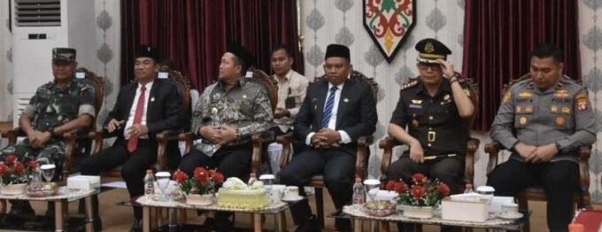 HADIRI - Bupati Katingan Saiful dan Wakil Bupati Katingan Firdaus, ketika menghadiri kegiatan untuk mendengarkan pidato kenegaraan Presiden RI Prabowo Subianto di ruang sidang DPRD Katingan, Jumat (15/8).