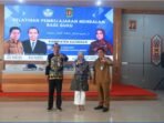KATINGAN HADIR - Bunda PAUD Kabupaten Katingan Sumiati Saiful bersama Kepala BGTK Provinsi Kalteng I Ketut Sukajaya, dan Plt Kepala Dinas Pendidikan Kabupaten Katingan Arianson, ketika hadir dan membuka kegiatan pelatihan pembelajaran mendalam bagi Guru mata pelajaran jenjang SMP dan SMA di aula Dinas Pendidikan Kabupaten Katingan, Senin (11/8) lalu.
