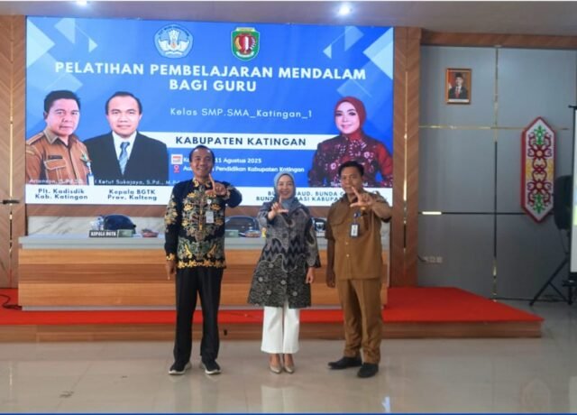 KATINGAN HADIR - Bunda PAUD Kabupaten Katingan Sumiati Saiful bersama Kepala BGTK Provinsi Kalteng I Ketut Sukajaya, dan Plt Kepala Dinas Pendidikan Kabupaten Katingan Arianson, ketika hadir dan membuka kegiatan pelatihan pembelajaran mendalam bagi Guru mata pelajaran jenjang SMP dan SMA di aula Dinas Pendidikan Kabupaten Katingan, Senin (11/8) lalu.