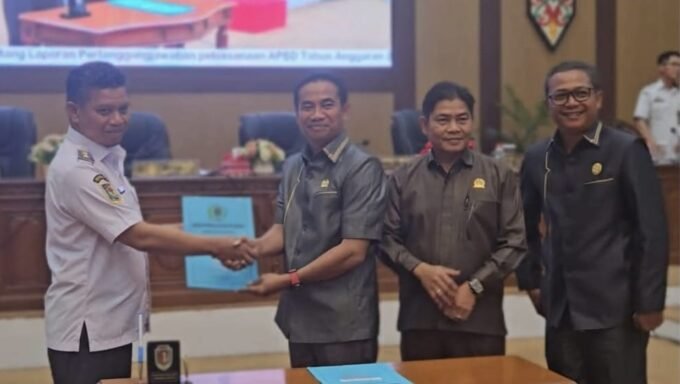 KATINGAN PENETAPAN - Wakil Bupati Katingan Firdaus, ketika menerima hasil penetapan Raperda Pertanggungjawaban APBD 2024, dari Ketua DPRD Kabupaten Katingan Marwan Susanto didampingi Wakil Ketua, pada rapat paripurna, Rabu (13/8) sore.