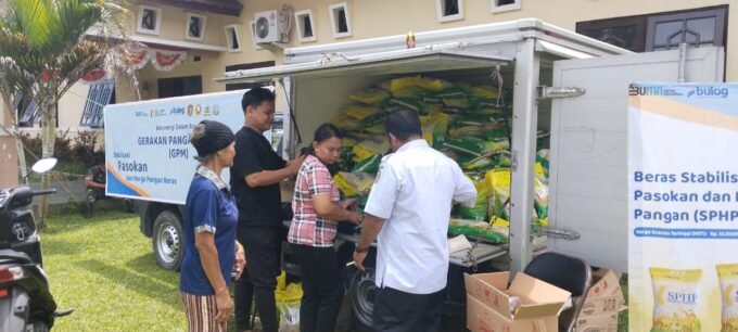 KATINGAN BELANJA - Sejumlah warga ketika belanja pada kegiatan GPM yang dilaksanakan di Kecamatan Pulau Malan, Rabu (27/8).