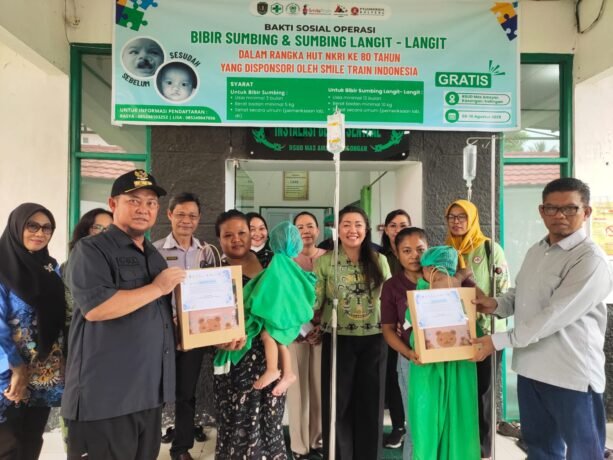 BANTUAN - Bupati Katingan Saiful dan Wakil Bupati Katingan Firdaus, ketika menyerahkan bantuan bagi orang tua pasien operasi bibir sumbing di RSUD Mas Amsyar Kasongan, Sabtu (9/8).