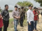 CEK LOKASI - Wakil Bupati Katingan Firdaus (Baju putih) didampingi Camat Kamipang Ade Irwan dan tim teknis dari Dinas Perkimtan Kabupaten Katingan, ketika mengecek lokasi dan melihat kondisi rumah yang akan masuk program rehab RTLH di Desa Asem Kumbang Kecamatan Kamipang, Sabtu (9/8).