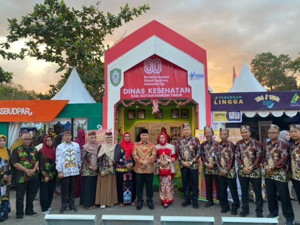 kotim FOTO BERSAMA: Kepala Dinkes Kotim, Umar Kaderi bersama jajaran saat foto bersama Bupati Kotim, Halikinnor di stand Sampit Trade Expo, Sabtu (23/8).